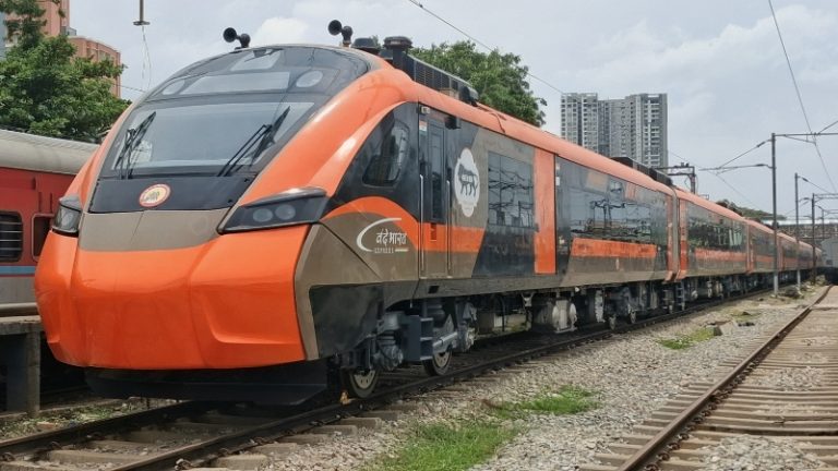 Surat- Udaipur Vande Bharat Express: पश्चिम रेल्वेवर सुरू होतेय नवीन वंदे भारत ट्रेन, 7 तास 30 मिनिटांमध्ये पूर्ण होईल प्रवास; पाहा, वेळ, थांबे, तिकीट दर!