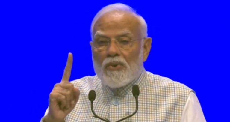 PM Modi : ‘सायबर गुन्हेगारीला सीमा नसतात!’ IMC 2026 मध्ये पंतप्रधान मोदींचे डीपफेक्स अन् सायबर फ्रॉडविरुद्ध जागतिक नियमावलीचे आवाहन