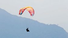 Paragliding Accident : हिमाचल प्रदेशात पॅराग्लायडिंगचा भीषण अपघात; बल्गेरियन पायलटचा मृत्यू, ब्रिटिश पायलट बचावला