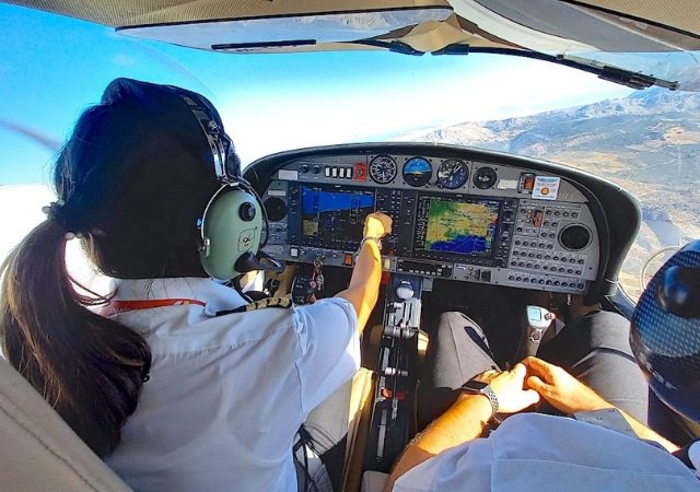 Pilot Meals : पायलट्सना एकच जेवण का दिलं जात नाही ? विमान सुरक्षेशी संबंधित आहे 'हे' महत्त्वाचं कारण