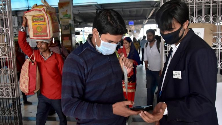 Mumbai Local: रेल्वेचे 'हे' नियम मोडल्यास भरावा लागणार इतका दंड, वाचा नियमावली...