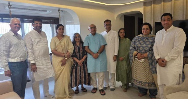 Mumbai Mayor : कॅप्टन स्मित मच्छार यांच्या कुटुंबियांच्या निवासस्थानी मुंबईच्या महापौरांनी दिली सदिच्छा भेट