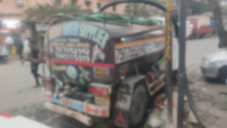 मुंबईत पाणीकपात असताना रस्ते पाण्याने धुवायचे कसे? टँकरच्या पाण्याने रस्ते धुण्याचा प्रस्तावाला BMC चा विरोध