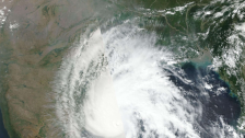 Cyclone Arnab : अर्नब चक्रीवादळ किनारपट्टीवर धडकले, कमकुवत होण्यास सुरुवात