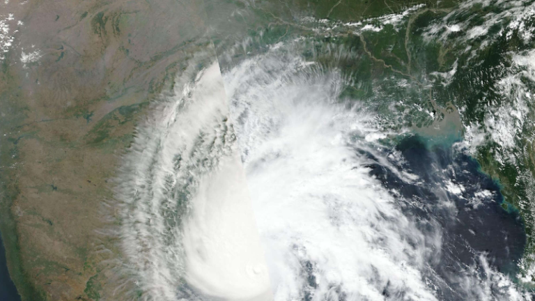 Cyclone Arnab : अर्नब चक्रीवादळ किनारपट्टीवर धडकले, कमकुवत होण्यास सुरुवात