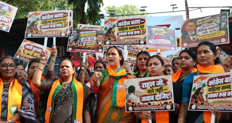 BJP Women's Front: भाजप महिला मोर्चाचा काँग्रेस कार्यालयावर मोर्चा