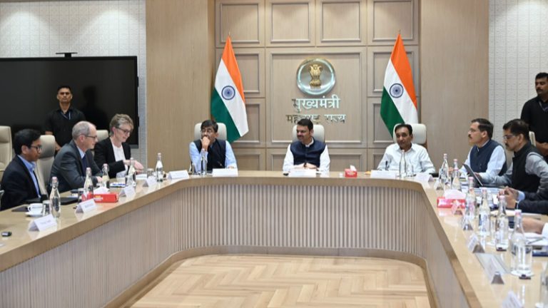 मुख्यमंत्री फडणवीसांचा जलप्रकल्पांवर भर; सौरऊर्जा आणि पाणी पुनर्वापराला प्राधान्य