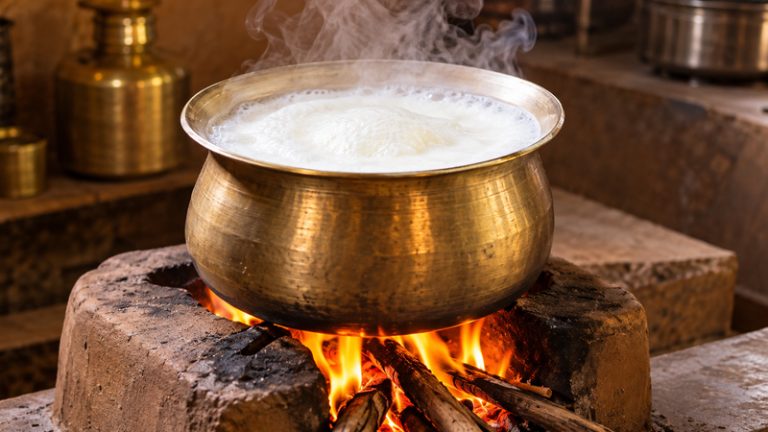 बीडमधील हृदयद्रावक घटना: कुत्रा भुंकल्याने घाबरलेल्या ३ वर्षीय चिमुकलीचा गरम दूध अंगावर पडून मृत्यू