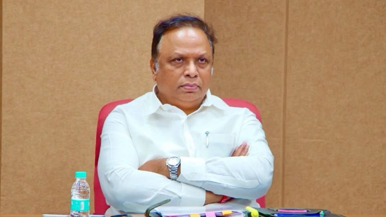 मुंबईत आठवड्यातून एक दिवस बांधकामे बंद ठेवा; वायुप्रदूषण रोखण्यासाठी मंत्री आशिष शेलार यांची महापालिका आयुक्तांना सूचना