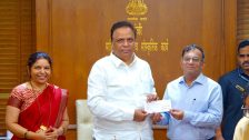 मुख्यमंत्री सहाय्यता निधीसाठी लावणी कलाकारांकडून एक लाख रुपयांचा निधी सुपूर्द
