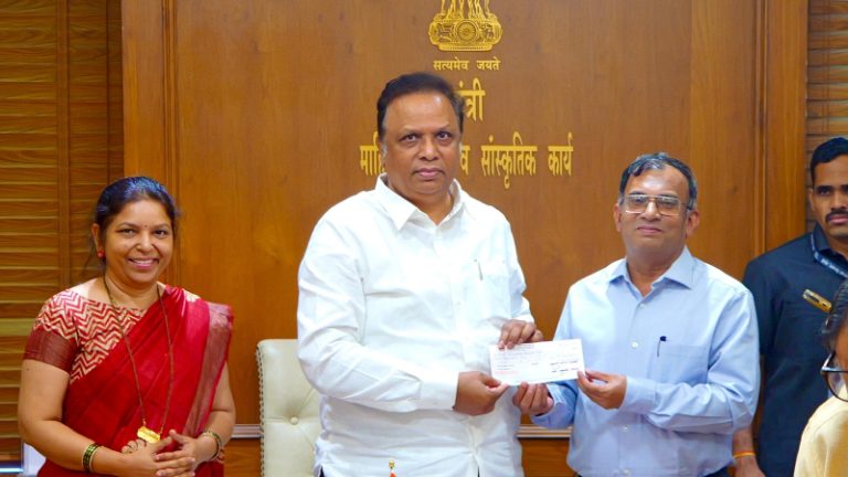 मुख्यमंत्री सहाय्यता निधीसाठी लावणी कलाकारांकडून एक लाख रुपयांचा निधी सुपूर्द