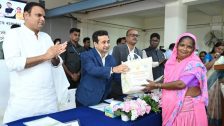 ससून डॉकचा कायापालट करून देशातील आदर्श गोदी बनवणार - मंत्री नितेश राणे; कोळंबी सोलणाऱ्या मच्छीमार महिलांना सुरक्षा किटचे वाटप