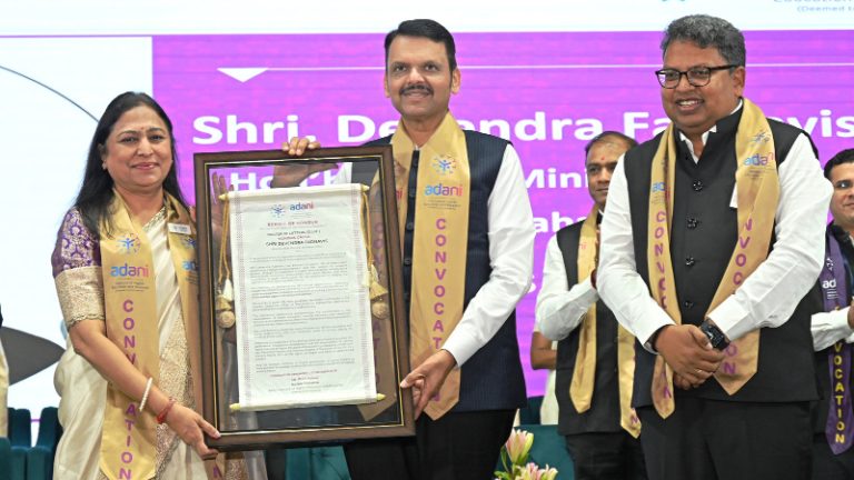 मुख्यमंत्री देवेंद्र फडणवीस यांना डी. लिट. प्रदान