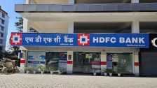 HDFC बँकेत खळबळ! दोन वरिष्ठ अधिकाऱ्यांकडून गोपनीय माहिती लीक?