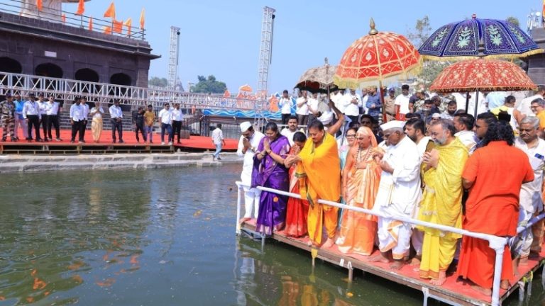 Nashik Kumbhmela : रामकुंडावर पुरोहित संघाच्या ध्वजस्तंभाची परंपरेनुसार प्राणप्रतिष्ठापना संपन्न!