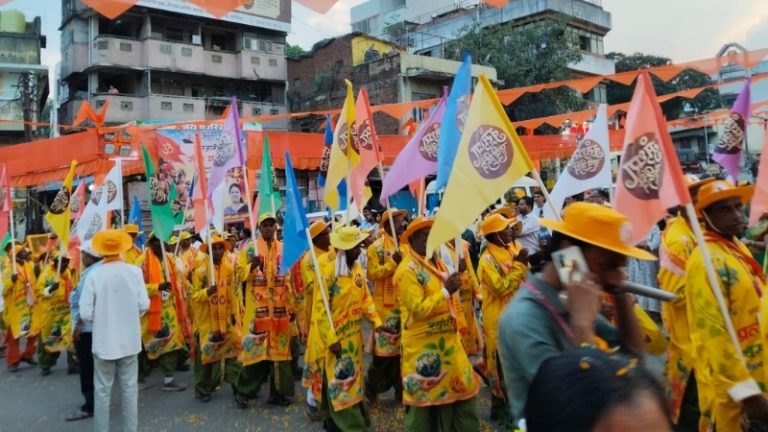 नाशिकमध्ये सिंहस्थ कुंभमेळ्याचा भव्य धार्मिक शुभारंभ; धर्मध्वज आणि ग्रामपरिक्रमेने संपूर्ण नगरी भक्तिरसात न्हाली