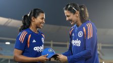 INDW vs ZIMW: नाणेफेकीचा कौल टीम इंडियाच्या बाजूने, कर्णधार स्मृती मंधानाने गोलंदाजी निवडत म्हणाली..