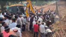 Indapur News : इंदापूरमध्ये उड्डाणपुलाच्या कामादरम्यान मातीचा ढिगारा कोसळला; एक कामगार ठार, एक गंभीर