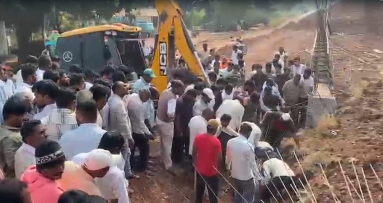 Indapur News : इंदापूरमध्ये उड्डाणपुलाच्या कामादरम्यान मातीचा ढिगारा कोसळला; एक कामगार ठार, एक गंभीर
