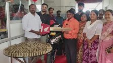अबब...! 1.23 लाखांची 10 रुपयांची नाणी देत खरेदी केली दुचाकी; तीन वर्षे नाणी जमा करून स्वप्न केलं साकार