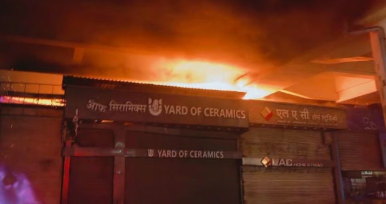 Thane Fire News : ठाणे हादरले! दिवा-शिल रोडवरील व्यावसायिक संकुलात भीषण आग; चार गोदामे जळून खाक, मोठी जीवितहानी टळली
