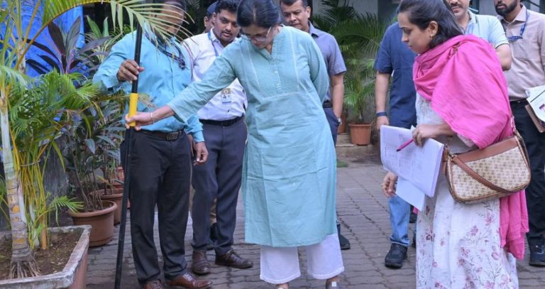 BMC Commissioner Inspection : महापालिका आयुक्तांनी घेतला वरळीसह सांताक्रुझ, विलेपार्ले परिसराची केली पाहणी
