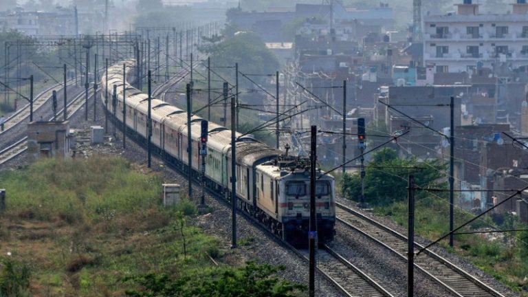 प्रेतासोबत 12 तासांचा प्रवास! गीतांजली एक्स्प्रेसमध्ये कँसरग्रस्त यात्रेकरूचा मृत्यूनंतर धक्कादायक प्रकार, तक्रार केली पण...