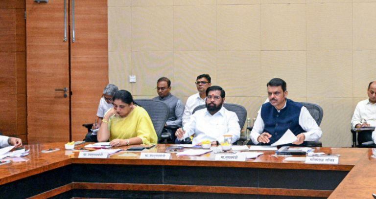 Maharashtra Farmers : दुष्काळग्रस्त शेतकऱ्यांना 5 हजार रुपयांची अग्रिम मदत; पीक कर्जाबाबतही मोठा निर्णय घेण्याचे संकेत