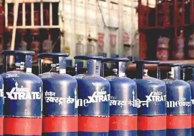 LPG Cylinder Price: ऑक्टोबरच्या पहिल्याच दिवशी कमर्शियल सिलेंडर महाग; घरगुती गॅसचे दर स्थिर