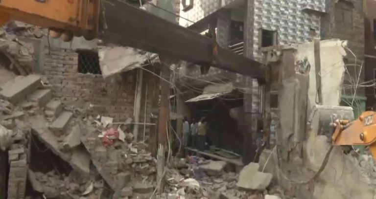 Delhi Building Collapse : दिल्लीतील पाच मजली इमारत कोसळली; 4 जणांचा मृत्यू, 8 जखमी