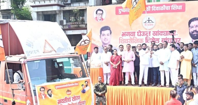 Eknath Shinde : ‘शेतकऱ्यांची दिवाळी काळी होऊ देणार नाही’; दुष्काळग्रस्तांसाठी ठाण्यातून मदतीचे शेकडो ट्रक रवाना ; उपमुख्यमंत्री एकनाथ शिंदे यांनी मदत साहित्याला दाखवला भगवा झेंडा