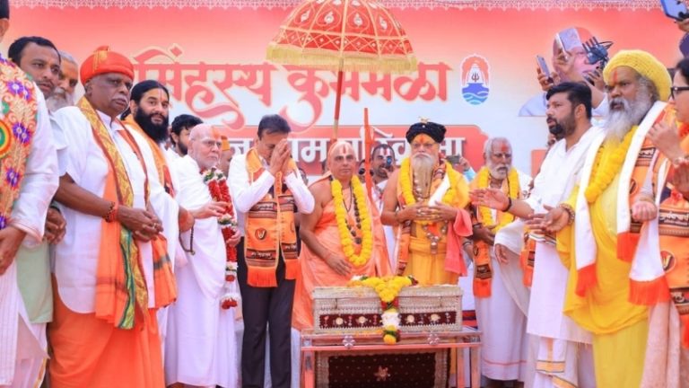 नाशिक-त्र्यंबकेश्वर सिंहस्थ कुंभमेळा; तपोवनात धर्मध्वज आणि भव्य ग्रामपरिक्रमेने धार्मिक पर्वाचा मंगलमय शुभारंभ