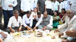 Chandrashekhar Bawankule News: महसुल मंत्री चंद्रशेखर बावनकुळे यांनी शेतकऱ्यांच्या बांधावरच घेतला चटणी भाकरीचा आस्वाद
