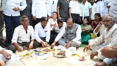 Chandrashekhar Bawankule News: महसुल मंत्री चंद्रशेखर बावनकुळे यांनी शेतकऱ्यांच्या बांधावरच घेतला चटणी भाकरीचा आस्वाद