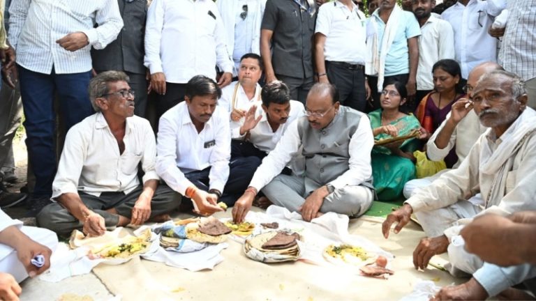 Chandrashekhar Bawankule News: महसुल मंत्री चंद्रशेखर बावनकुळे यांनी शेतकऱ्यांच्या बांधावरच घेतला चटणी भाकरीचा आस्वाद