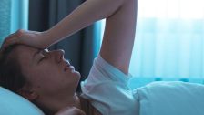 Healthy Lifestyle : तुम्हाला ही रात्रभर झोपूनही सकाळी थकवा जाणवतो? जाणून घ्या 5 महत्त्वाची कारणे