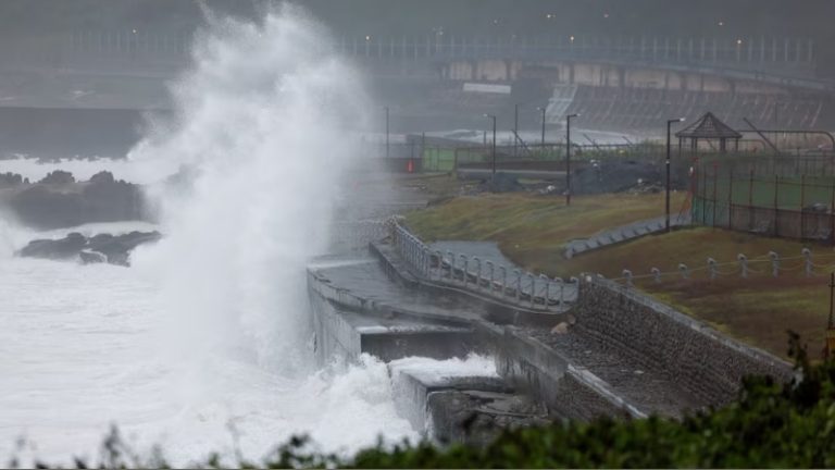 Champi Cyclone: तैवानमध्ये ‘चांपी’ चक्रीवादळाचा हाहाकार; शाळा-कार्यालये बंद, शेकडो उड्डाणे रद्द!