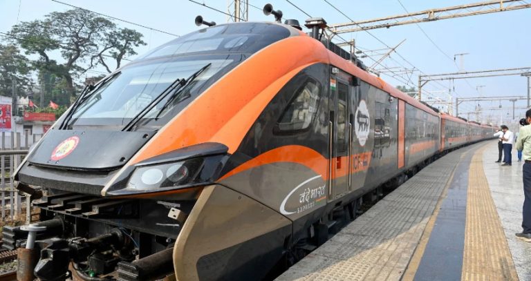 Vande Bharat Sleeper Train : मुंबई-बंगळुरू वंदे भारत स्लीपर ट्रेन 1 नोव्हेंबरपासून सुरू होणार, रेल्वेच्या अधिकृत घोषणेची प्रतीक्षा