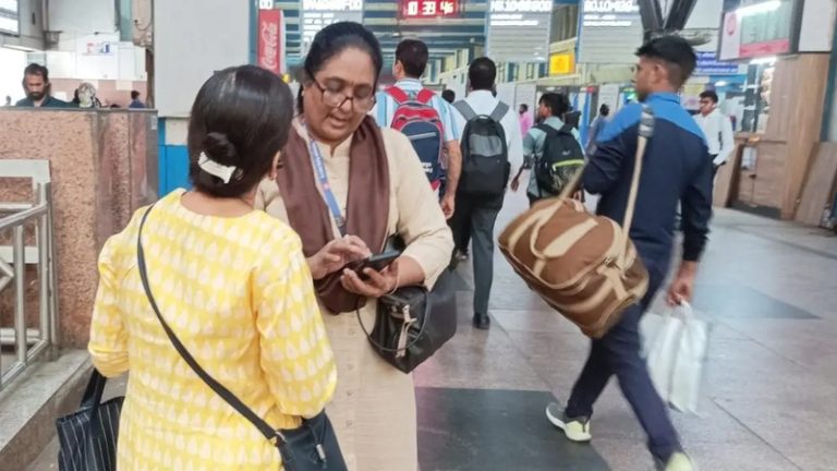 कांदिवली रेल्वे स्थानकात हायव्होल्टेज ड्रामा! हुज्जत घालताना महिला टीसीचे कपडे फाटले; GRP, RPF पोलिसांचा हस्तक्षेप
